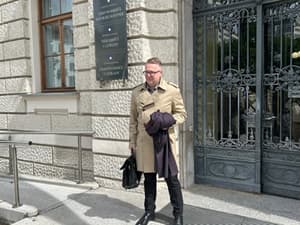 Žalčan naj bi bil od duhovnika izmamil 400 tisočakov, a na sodišču to zanika