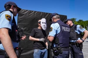 (FOTO) Protestniki so nazaj! Pred državnim zborom kolesarila črna kocka, policija že začela s pisanjem glob