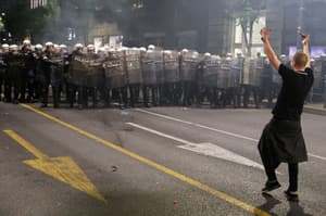 (FOTO in VIDEO) Nasilje na beograjskih ulicah, Vučić pozval k dialogu