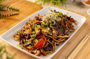 (RECEPT) Pečeni rezanci z zelenjavo
