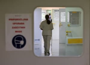 (DOSJE JAVNI SEKTOR) Zdravstvo: Zmanjševanje kadra ne velja za zdravnike