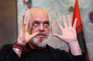 Zakaj je Edi Rama, kontroverzni albanski premier, v roza korzetu in mini krilu