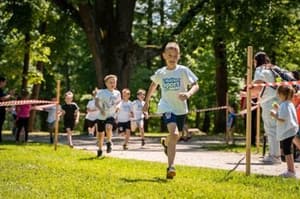 Dve desetletji Malčkovega športa: Malčkov tek na Ravnah za gibanje otrok in prijetno druženje