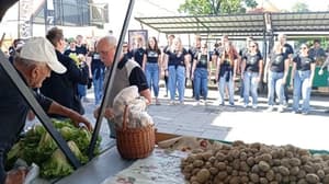 (VIDEO IN FOTO) Lent se je prikradel med branjevce: Ko med jagodami in solato zazveni akademski pevski zbor
