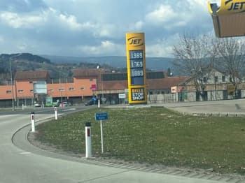V Avstriji opoldne interventni ukrep: Za 24 ur se znižajo cene goriv! Se splača iti tankat čez mejo?