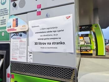 (FOTO) Obvestilo na bencinskem servisu Mola: Stranke lahko natočijo le 30 litrov goriva