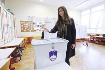 (ANALIZA) Če kdo krepi svoje vrste med mladimi, jih SDS. Kako so volili mladi? Kaj obrat v desno pomeni za demokracijo?