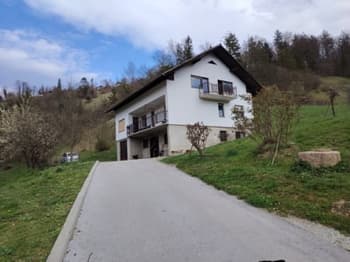 Pred dvema letoma zažgal hlev, zdaj umoril mater