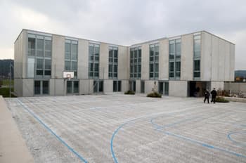 Sodniki med zaporniki – v Dobrunjah tudi sodna dvorana. Koliko mesečno plačujemo za potrebe sodišč?