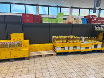 (FOTO) Prazne police v Hoferjevih trgovinah, preverili smo, kaj se dogaja. Odgovor podjetja: "Situacija se izboljšuje!"