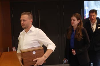 Vprašanje dneva: Kdo je prispeval 51. glas za Janševo izvolitev