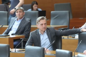 Golob svari pred novo koalicijo: "Za lastno korist in oblast so pripravljeni Slovenijo prodati tujcem. Spet."