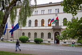 (FOTO in VIDEO) Vlada je zastavo snela, predsednica republike izobesila: "Genocid nad Palestinci ni ustavljen"