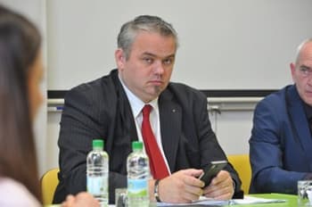 Kdo vodi občino, ko je župan na delu v Ljubljani