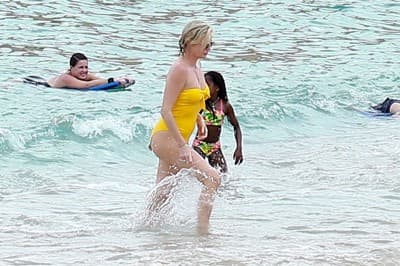 Prisrčno! Lepa hollywoodska zvezdnica Charlize Theron v rumenem bikiniju dopustuje z mamo
