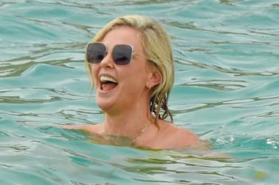 Prisrčno! Lepa hollywoodska zvezdnica Charlize Theron v rumenem bikiniju dopustuje z mamo
