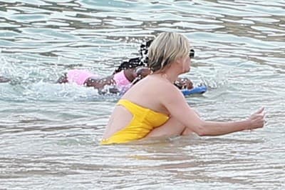 Prisrčno! Lepa hollywoodska zvezdnica Charlize Theron v rumenem bikiniju dopustuje z mamo
