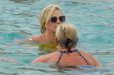 Prisrčno! Lepa hollywoodska zvezdnica Charlize Theron v rumenem bikiniju dopustuje z mamo
