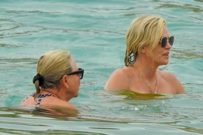 Prisrčno! Lepa hollywoodska zvezdnica Charlize Theron v rumenem bikiniju dopustuje z mamo
