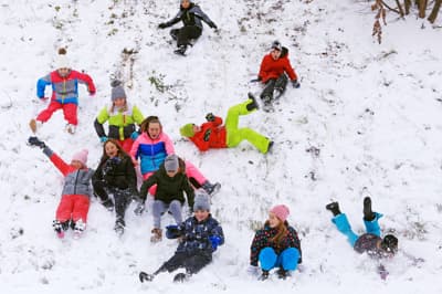 Otroško veselje na snegu: Kepanje, sankanje in snežaki
