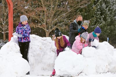 Otroško veselje na snegu: Kepanje, sankanje in snežaki