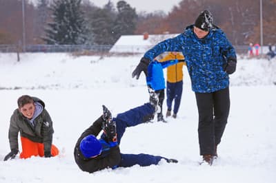 Otroško veselje na snegu: Kepanje, sankanje in snežaki
