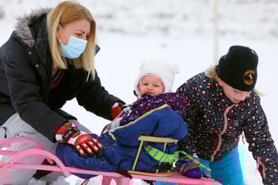Otroško veselje na snegu: Kepanje, sankanje in snežaki