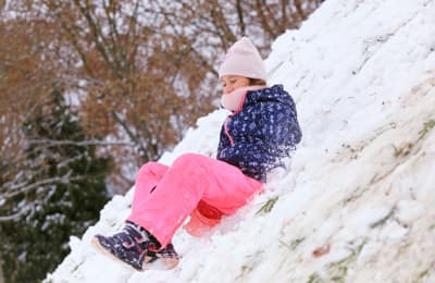 Otroško veselje na snegu: Kepanje, sankanje in snežaki