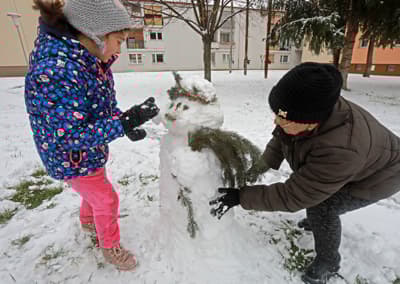 Otroško veselje na snegu: Kepanje, sankanje in snežaki