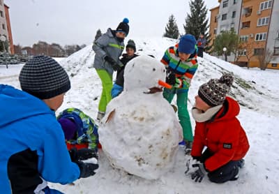 Otroško veselje na snegu: Kepanje, sankanje in snežaki