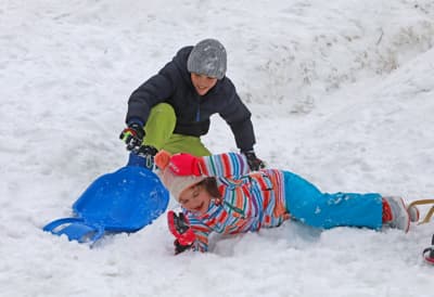 Otroško veselje na snegu: Kepanje, sankanje in snežaki