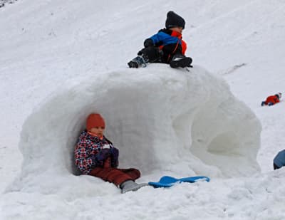 Otroško veselje na snegu: Kepanje, sankanje in snežaki