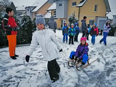 Otroško veselje na snegu: Kepanje, sankanje in snežaki