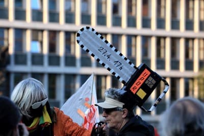 (FOTO) Petkovi protestniki prikolesarili na Trg republike