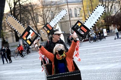 (FOTO) Petkovi protestniki prikolesarili na Trg republike