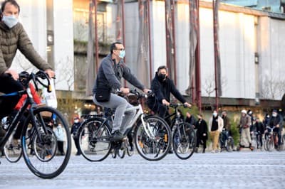 (FOTO) Petkovi protestniki prikolesarili na Trg republike