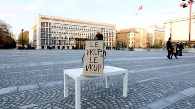 (FOTO) Petkovi protestniki prikolesarili na Trg republike