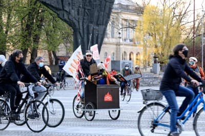 (FOTO) Petkovi protestniki prikolesarili na Trg republike