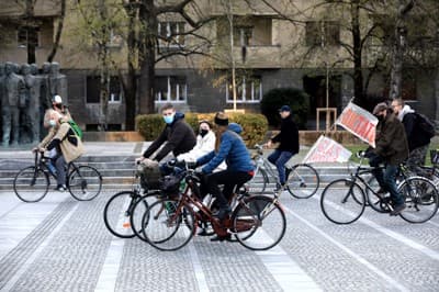 (FOTO) Petkovi protestniki prikolesarili na Trg republike