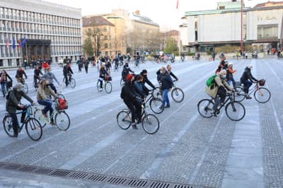(FOTO) Petkovi protestniki prikolesarili na Trg republike