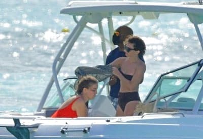 Še nikoli bolj sproščena: Zvezdnica Harryja Potterja na dopustu razkazuje svojo čarobno postavo
