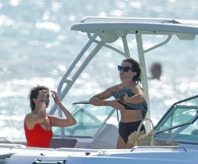 Še nikoli bolj sproščena: Zvezdnica Harryja Potterja na dopustu razkazuje svojo čarobno postavo
