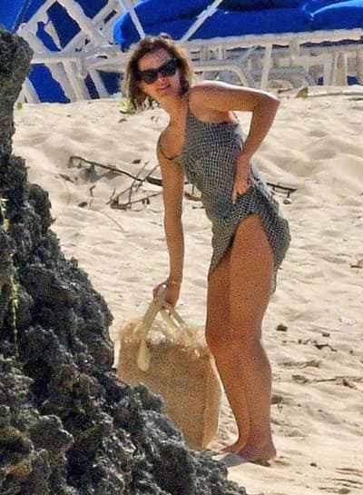 Še nikoli bolj sproščena: Zvezdnica Harryja Potterja na dopustu razkazuje svojo čarobno postavo
