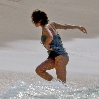 Še nikoli bolj sproščena: Zvezdnica Harryja Potterja na dopustu razkazuje svojo čarobno postavo
