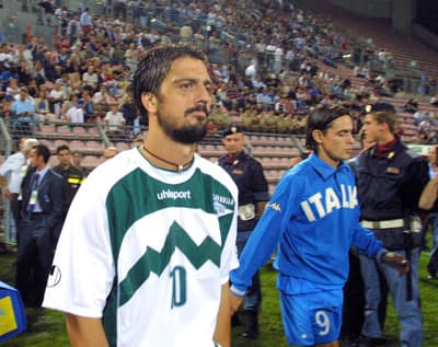 21. avgust 2002, Trst, Italija - Nogomet, prijateljska tekma: Italija - Slovenija. Prihod nogometasev na igrisce. Zlatko Zahovič (levo) in Filippo Inzaghi.&nbsp;