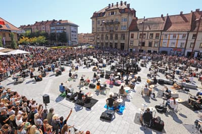 Tako so leta 2021 že mladi bobnarji zapolni Glavni trg v Mariboru. 