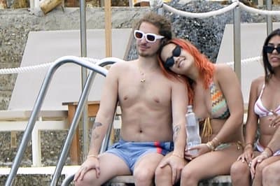 Britanska pevka Rita Ora uživa na plaži v sosednji Italiji