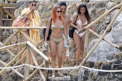 Britanska pevka Rita Ora uživa na plaži v sosednji Italiji