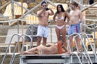 Britanska pevka Rita Ora uživa na plaži v sosednji Italiji