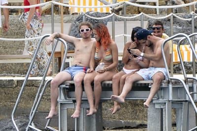 Britanska pevka Rita Ora uživa na plaži v sosednji Italiji